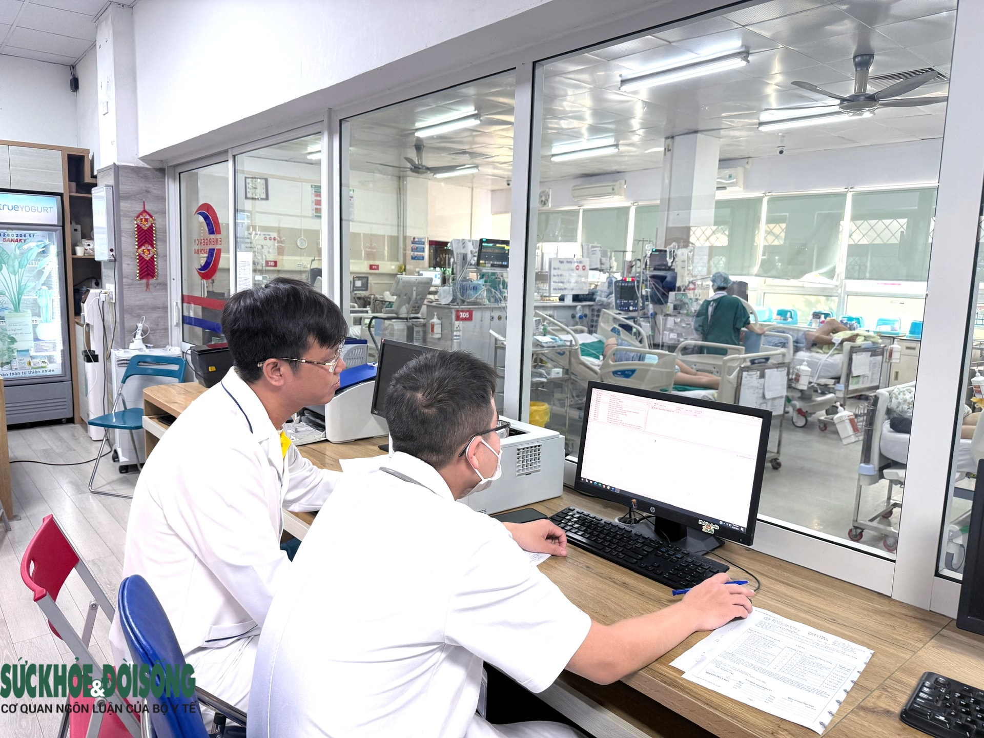 'Cửa ngõ cấp cứu' của Bệnh viện Bạch Mai, bệnh nhân nặng tăng vọt những ngày Tết- Ảnh 3.