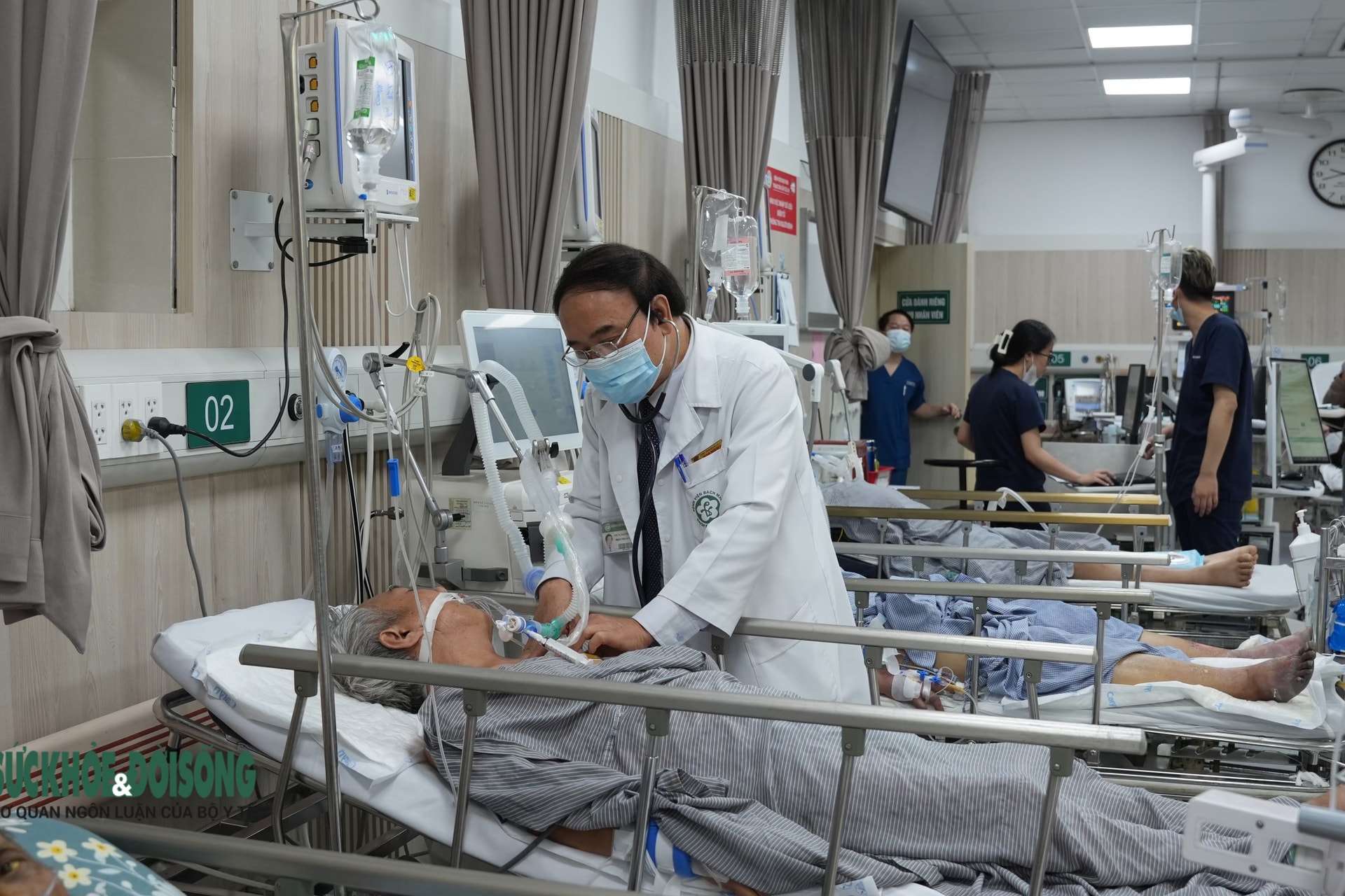 'Cửa ngõ cấp cứu' của Bệnh viện Bạch Mai, bệnh nhân nặng tăng vọt những ngày Tết- Ảnh 1.