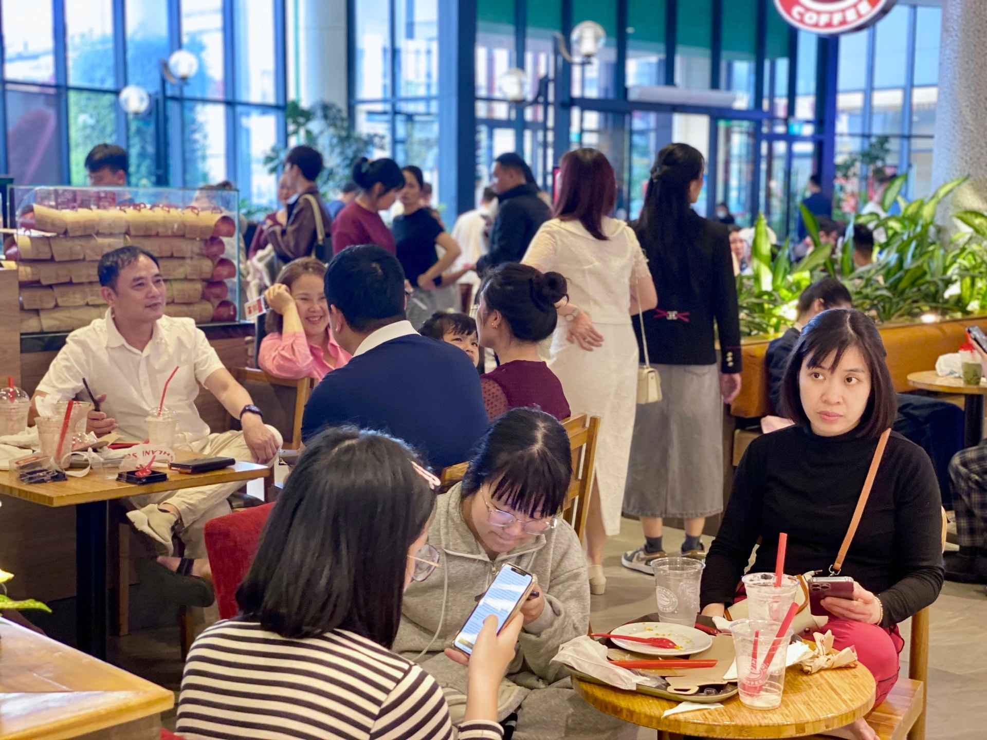 Nhà hàng, quán nước đông nghẹt khách những ngày đầu năm mới 2026- Ảnh 12.