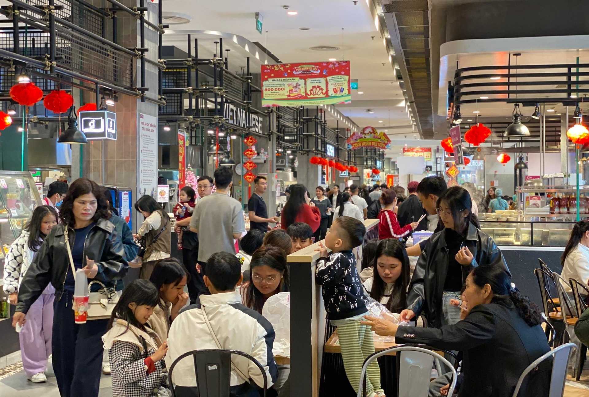 Nhà hàng, quán nước đông nghẹt khách những ngày đầu năm mới 2026- Ảnh 1.