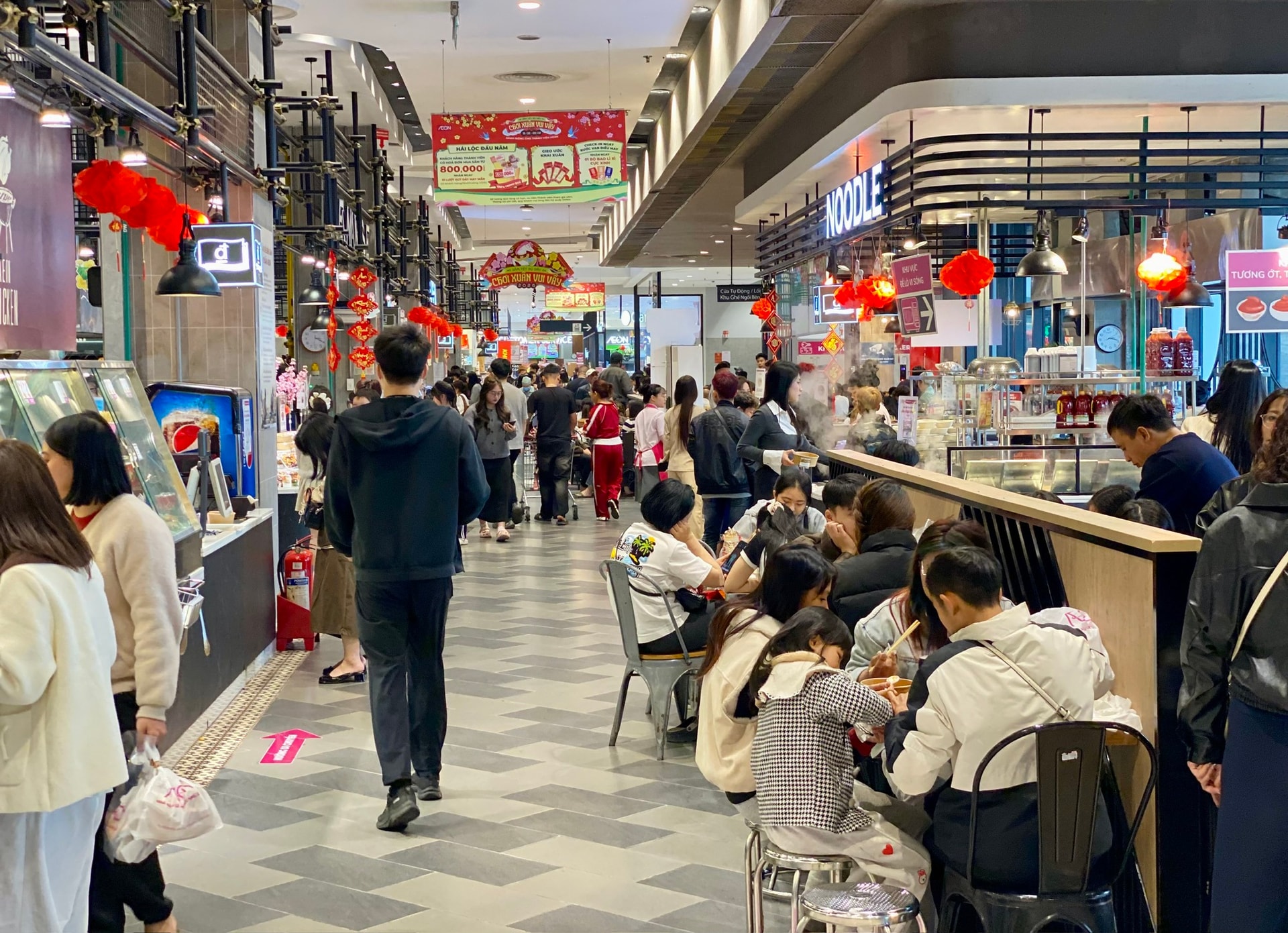 Nhà hàng, quán nước đông nghẹt khách những ngày đầu năm mới 2026- Ảnh 4.