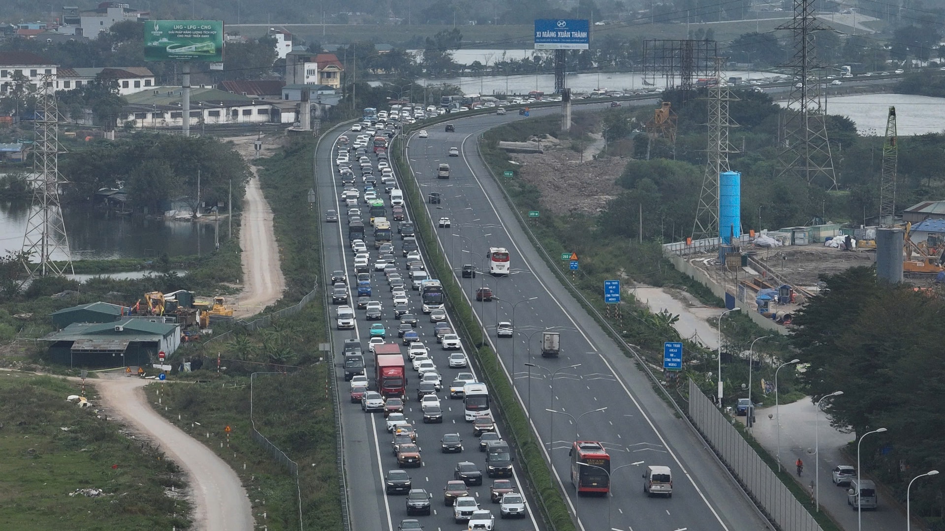 Chưa hết nghỉ Tết, dòng xe nối đuôi đổ dồn về Hà Nội- Ảnh 2. Chưa hết nghỉ Tết, dòng xe nối đuôi đổ dồn về Hà Nội- Ảnh 2.