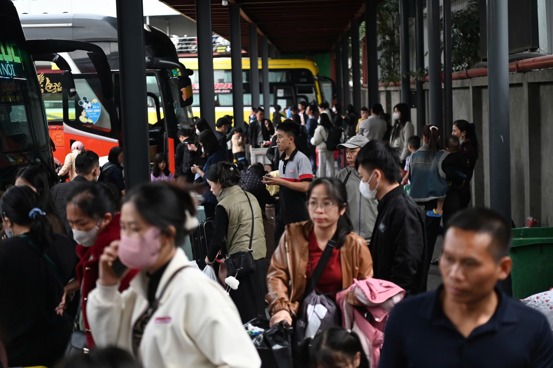 Chưa hết nghỉ Tết, dòng xe nối đuôi đổ dồn về Hà Nội- Ảnh 6. Chưa hết nghỉ Tết, dòng xe nối đuôi đổ dồn về Hà Nội- Ảnh 6.