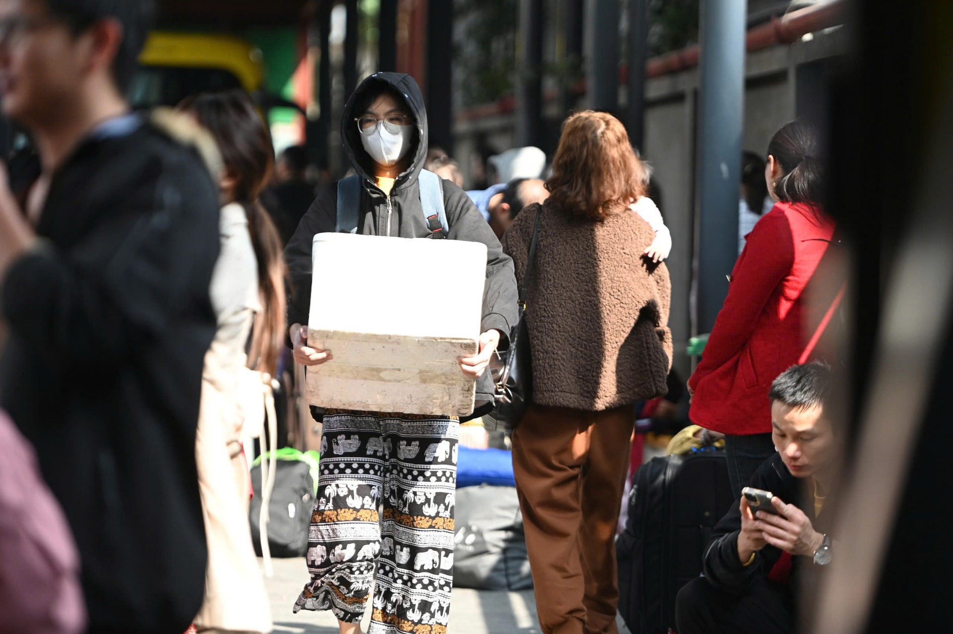 Chưa hết nghỉ Tết, dòng xe nối đuôi đổ dồn về Hà Nội- Ảnh 7. Chưa hết nghỉ Tết, dòng xe nối đuôi đổ dồn về Hà Nội- Ảnh 7.
