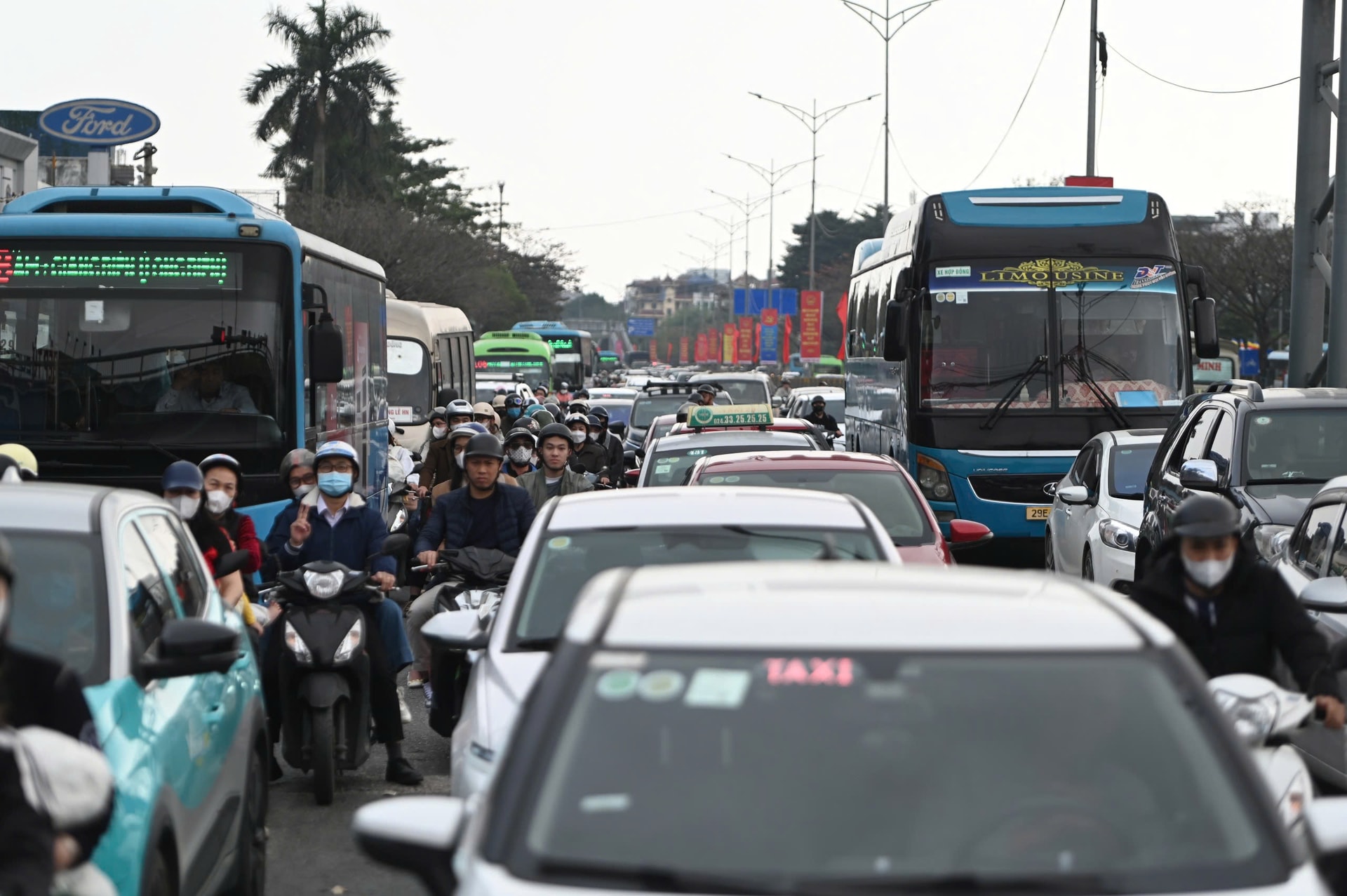 Chưa hết nghỉ Tết, dòng xe nối đuôi đổ dồn về Hà Nội- Ảnh 4. Chưa hết nghỉ Tết, dòng xe nối đuôi đổ dồn về Hà Nội- Ảnh 4.