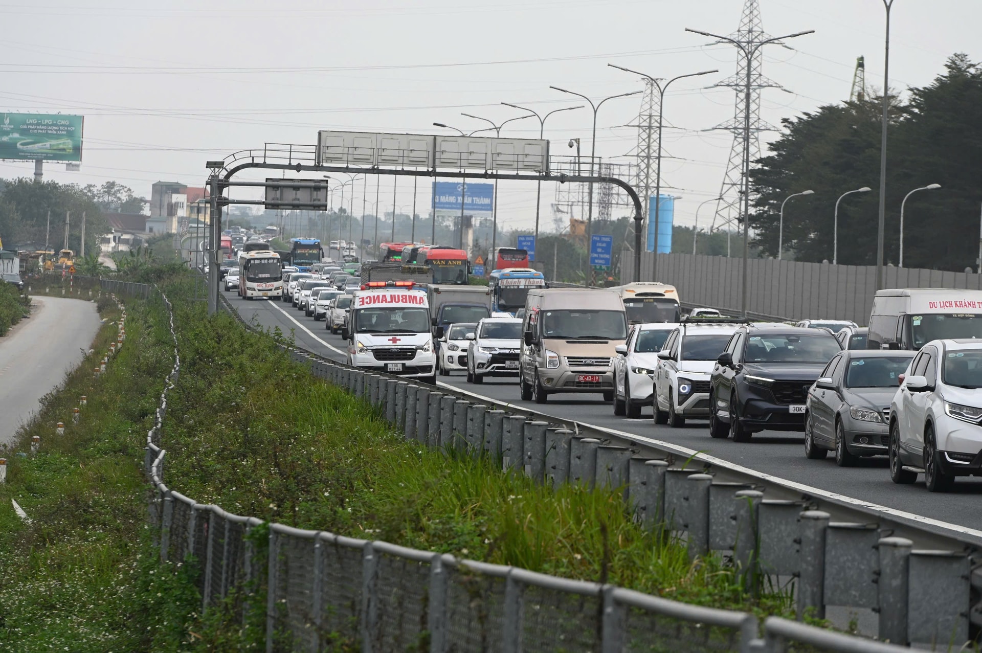 Chưa hết nghỉ Tết, dòng xe nối đuôi đổ dồn về Hà Nội- Ảnh 3. Chưa hết nghỉ Tết, dòng xe nối đuôi đổ dồn về Hà Nội- Ảnh 3.