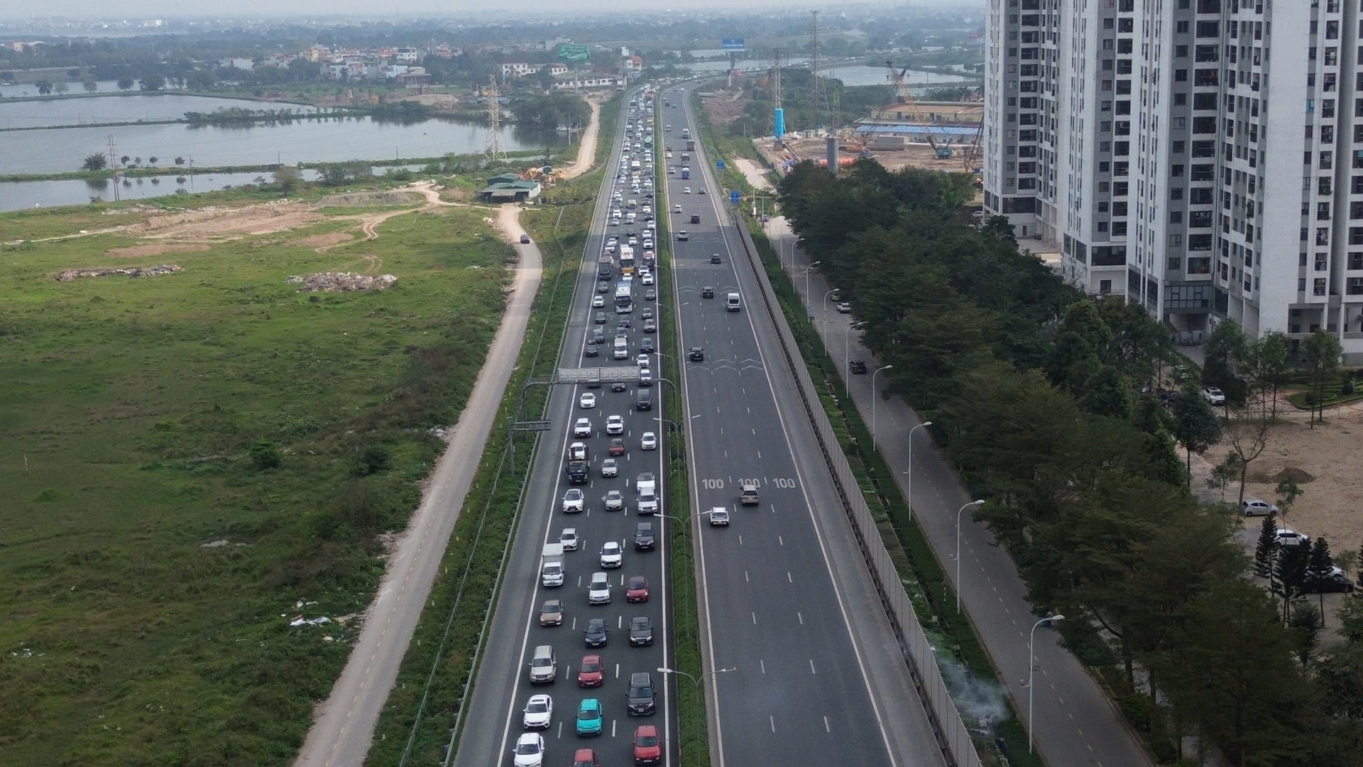 Chưa hết nghỉ Tết, dòng xe nối đuôi đổ dồn về Hà Nội- Ảnh 5. Chưa hết nghỉ Tết, dòng xe nối đuôi đổ dồn về Hà Nội- Ảnh 5.