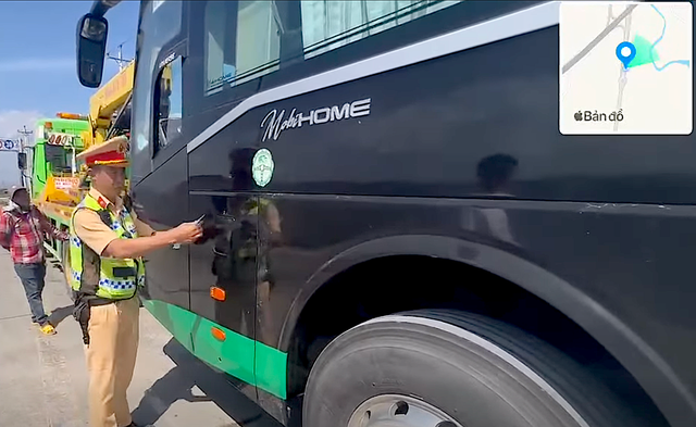 Xe khách 36 chỗ bị tạm giữ 7 ngày sau khi bị phát hiện 3 vi phạm trong hoạt động vận tải hành khách, tổng mức xử phạt lên tới 104,5 triệu đồng. Xe khách 36 chỗ bị tạm giữ 7 ngày sau khi bị phát hiện 3 vi phạm trong hoạt động vận tải hành khách, tổng mức xử phạt lên tới 104,5 triệu đồng.