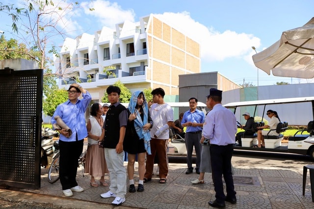 Du khách xếp hàng chờ cưỡi ngựa cầu may Tết Bính Ngọ- Ảnh 1.