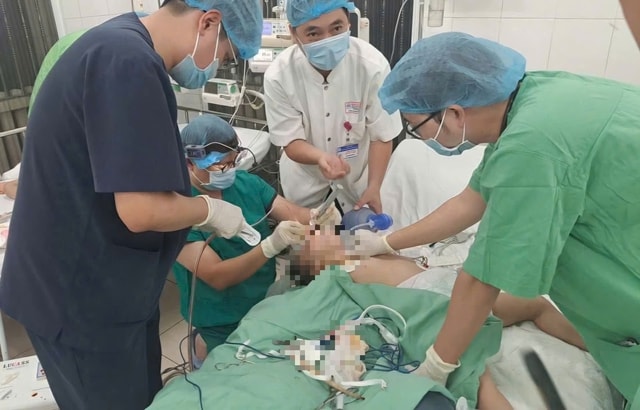 Bé 3 tuổi nguy kịch vì hạt hướng dương ngày Tết- Ảnh 1.