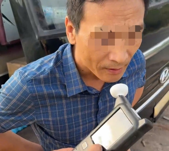 Tài xế vi phạm nồng độ cồn, không có bằng lái vẫn chở hàng chục hành khách- Ảnh 1.