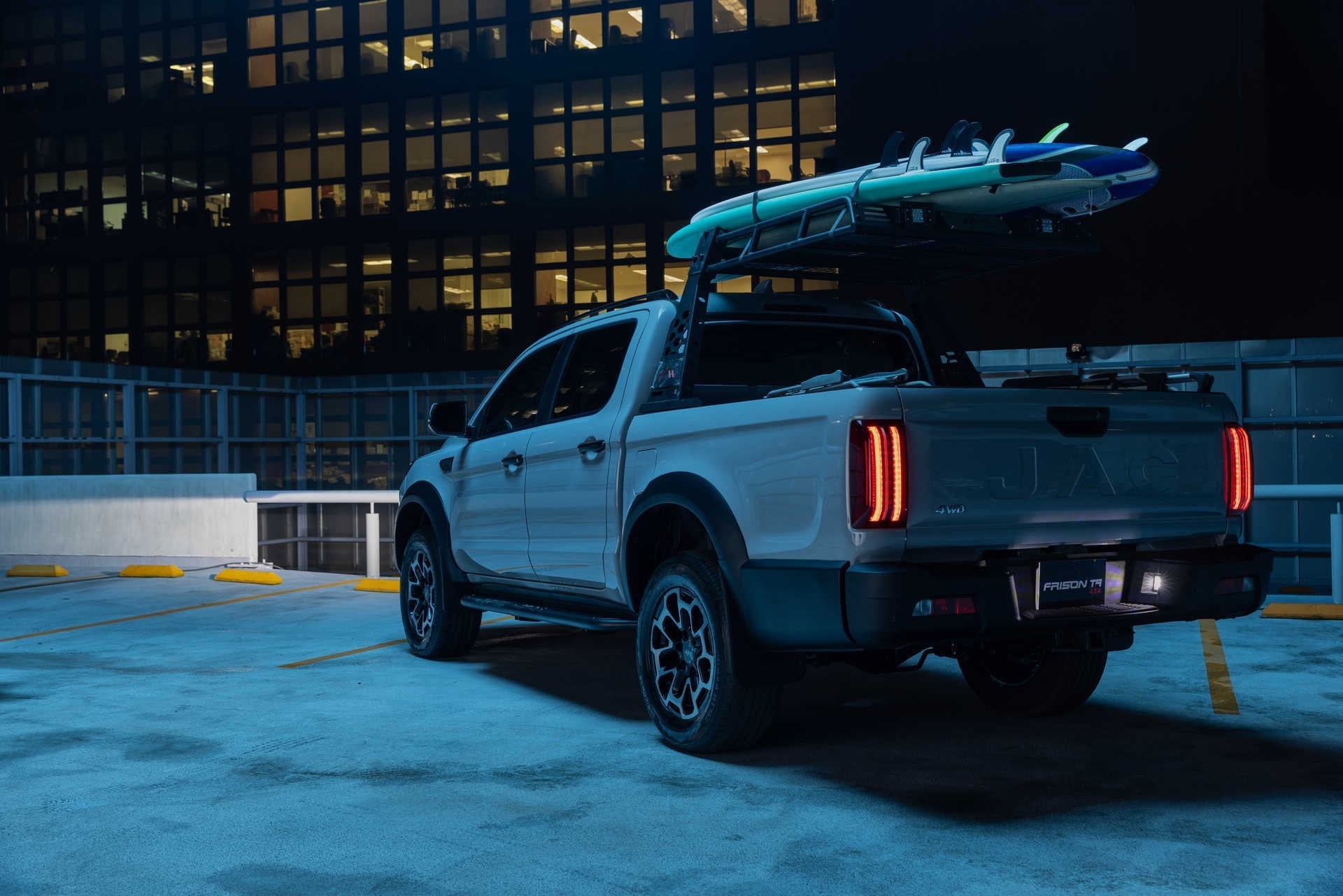 Phần đuôi xe duy trì thiết kế thực dụng với cụm đèn hậu LED dạng cột, kết hợp thanh thể thao trên thùng hàng giúp tăng tính đa dụng. (Ảnh: JAC)