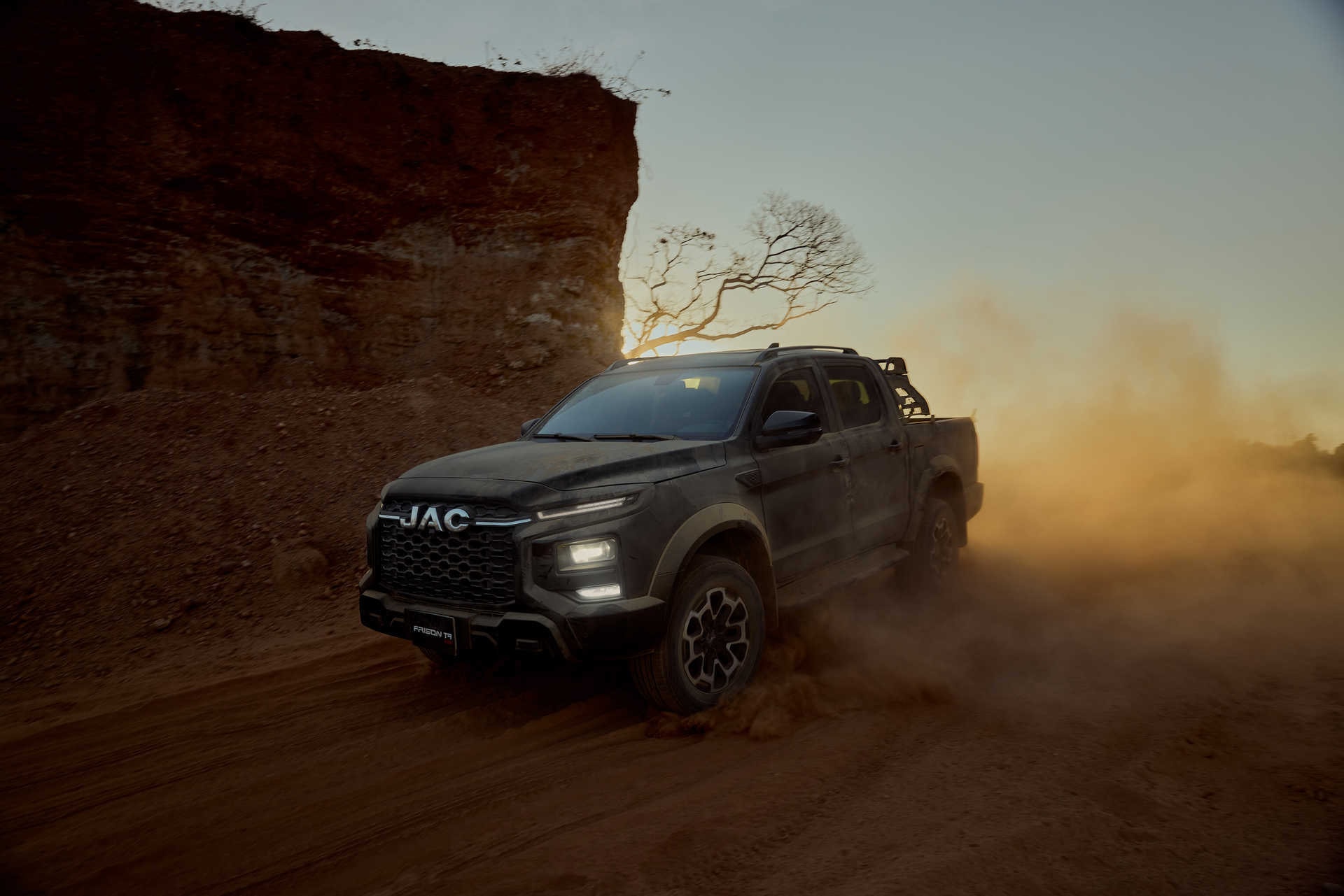 Khối động cơ dầu tăng áp 2.0L kết hợp hộp số tự động 8 cấp ZF là trang bị tiêu chuẩn trên các phiên bản xuất khẩu của JAC T9. (Ảnh: JAC)