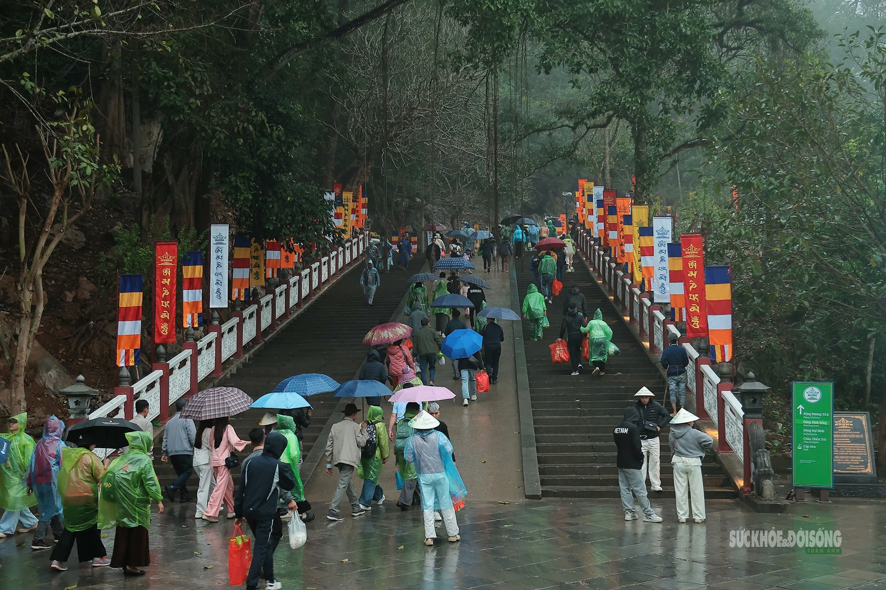 Biển người trẩy hội chùa Hương sáng mùng 6 Tết- Ảnh 9.