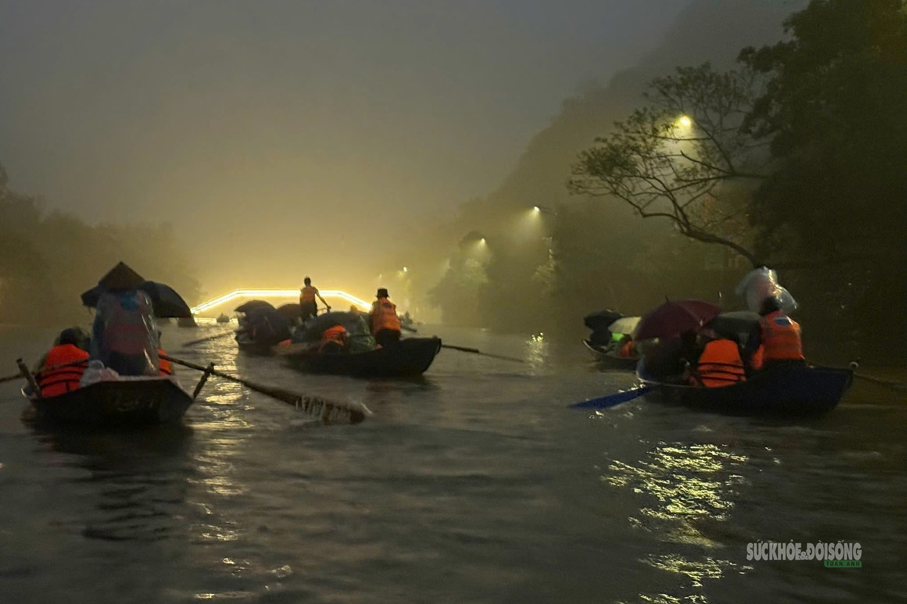 Biển người trẩy hội chùa Hương sáng mùng 6 Tết- Ảnh 3.