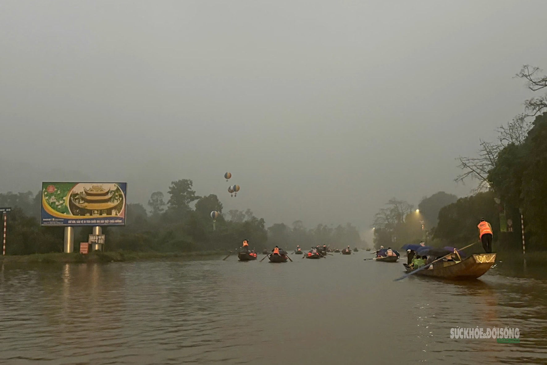 Biển người trẩy hội chùa Hương sáng mùng 6 Tết- Ảnh 4.