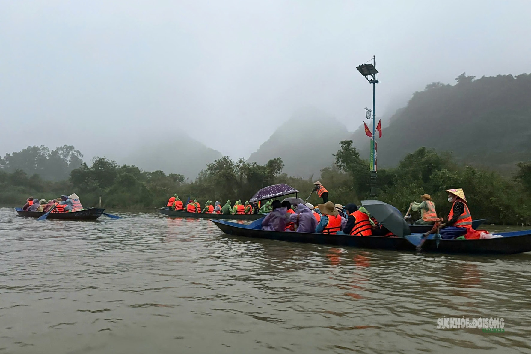 Biển người trẩy hội chùa Hương sáng mùng 6 Tết- Ảnh 5.