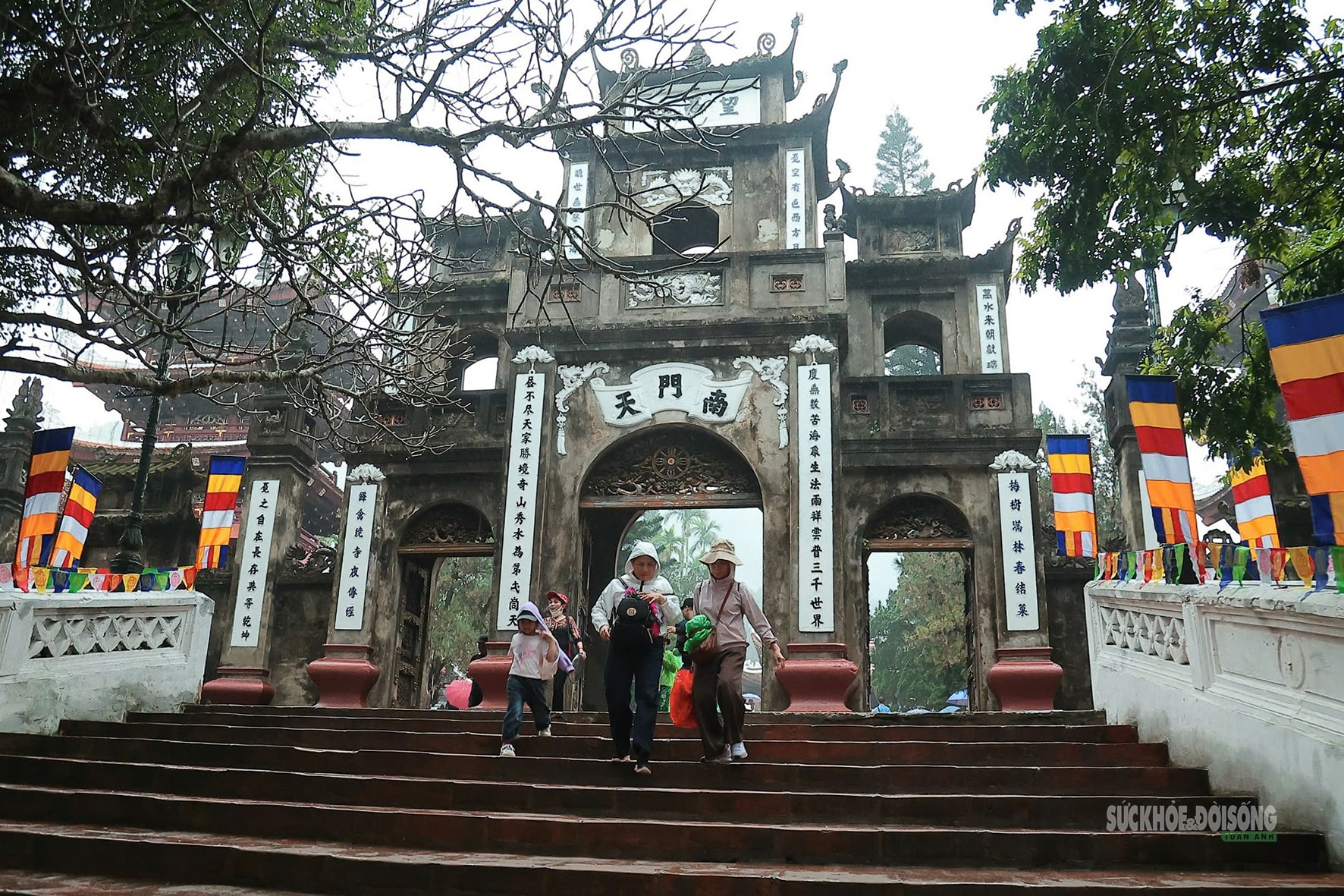 Biển người trẩy hội chùa Hương sáng mùng 6 Tết- Ảnh 8.