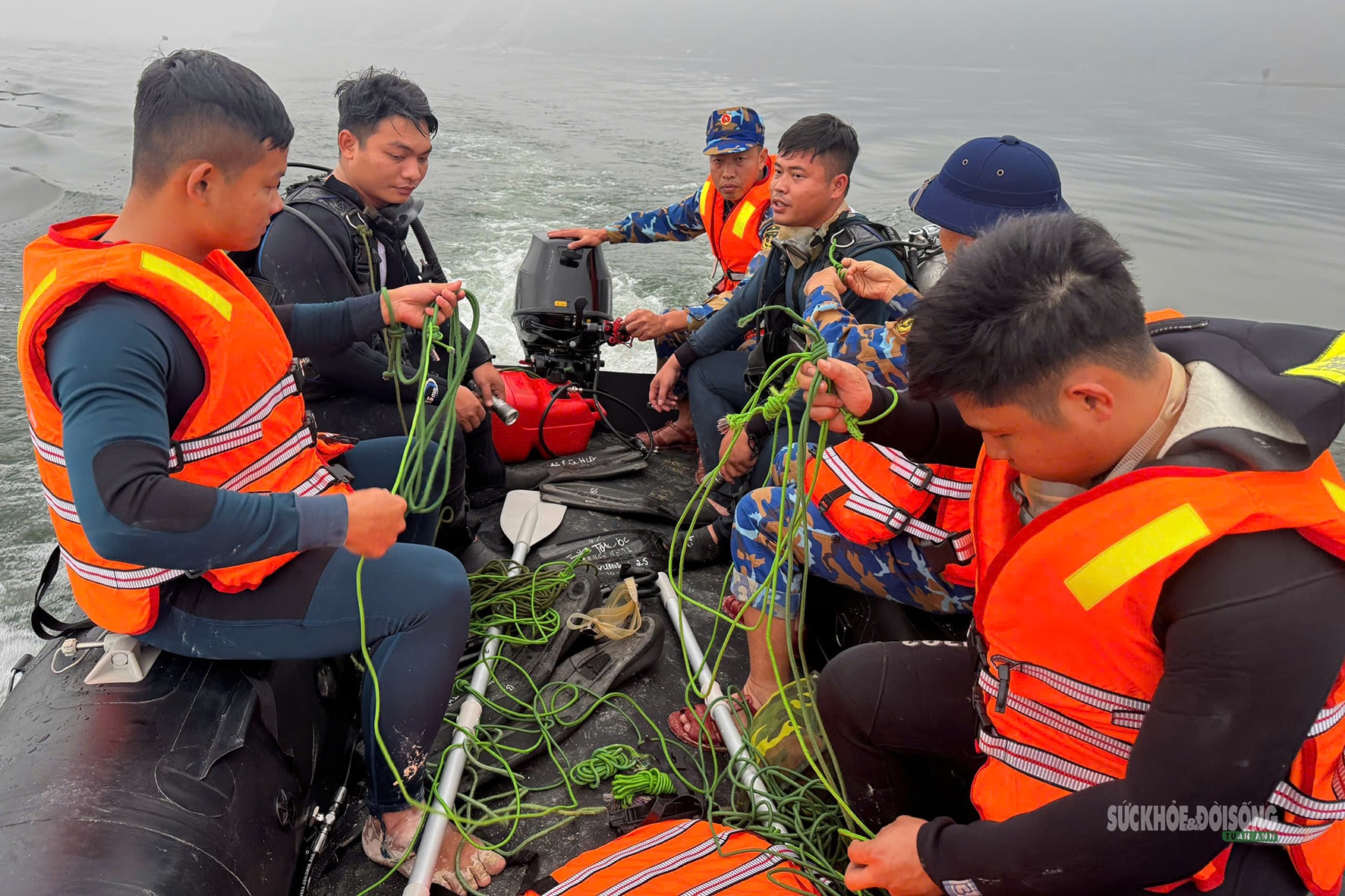 Đặc công Hải quân xuyên đêm tìm kiếm nạn nhân vụ lật tàu trên hồ Thác Bà- Ảnh 3.