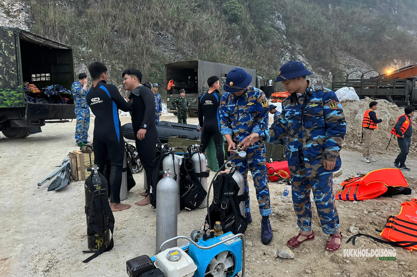 Đặc công Hải quân xuyên đêm tìm kiếm nạn nhân vụ lật tàu trên hồ Thác Bà- Ảnh 2.