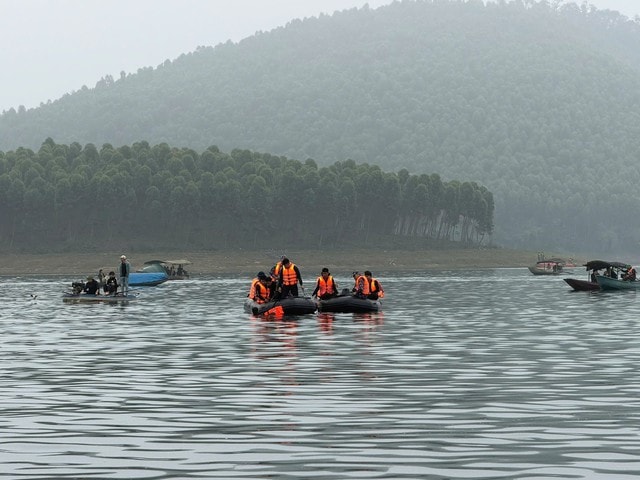 Đã tìm thấy 6 người mất tích trong vụ lật tàu ở hồ Thác Bà- Ảnh 1.