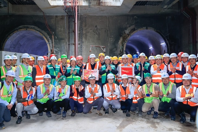 Thủ tướng: 'Vượt nắng, thắng mưa' đưa metro Nhổn – Ga Hà Nội về đích- Ảnh 2.