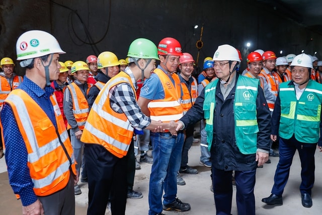 Thủ tướng: 'Vượt nắng, thắng mưa' đưa metro Nhổn – Ga Hà Nội về đích- Ảnh 1.