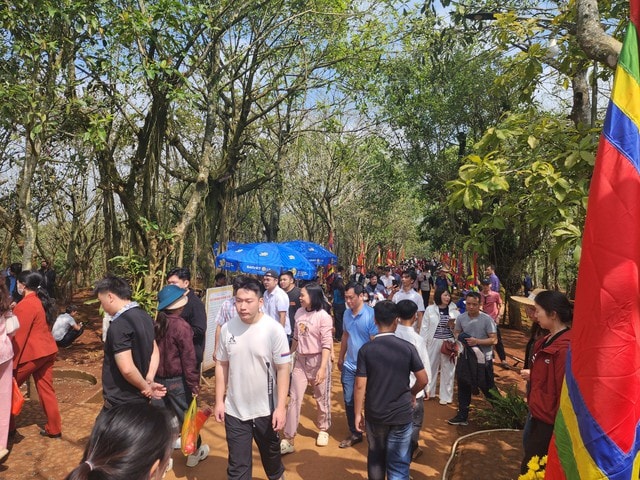 ‘Huyệt đạo’ thiêng trên đỉnh Ngàn Nưa khoác lên mình diện mạo mới- Ảnh 3.