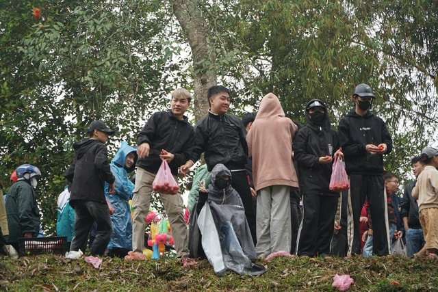 Phiên chợ ‘ném nhau’ cầu may độc nhất vô nhị ở xứ Thanh- Ảnh 5.