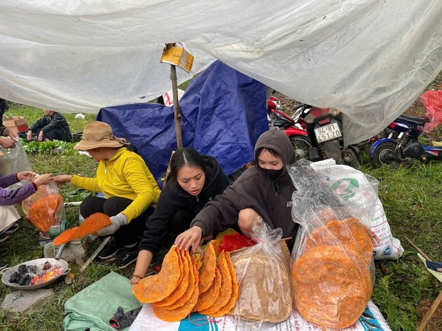 Phiên chợ ‘ném nhau’ cầu may độc nhất vô nhị ở xứ Thanh- Ảnh 2.