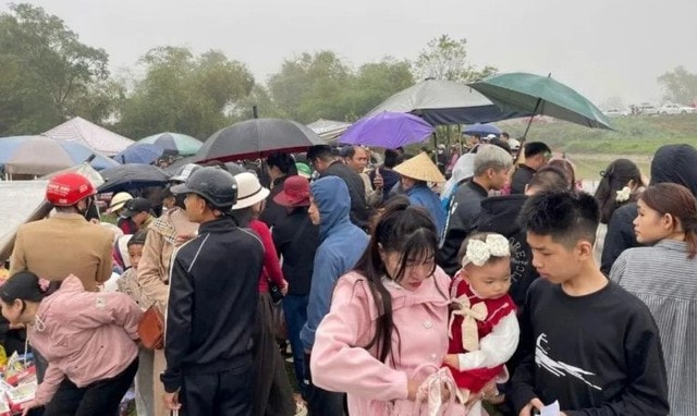 Phiên chợ ‘ném nhau’ cầu may độc nhất vô nhị ở xứ Thanh- Ảnh 1.