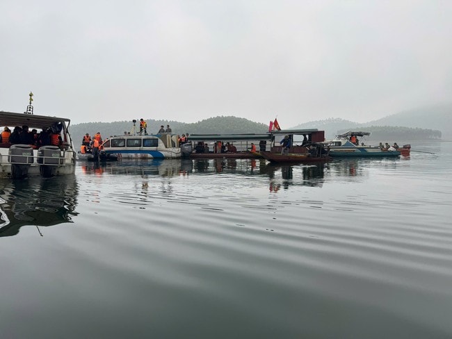 Video hơn 500 người cùng xuồng máy, môtô nước... tìm kiếm nạn nhân vụ lật tàu ở hồ Thác Bà- Ảnh 2.