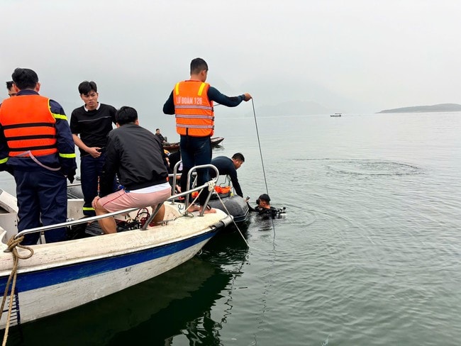 Video hơn 500 người cùng xuồng máy, môtô nước... tìm kiếm nạn nhân vụ lật tàu ở hồ Thác Bà- Ảnh 4.