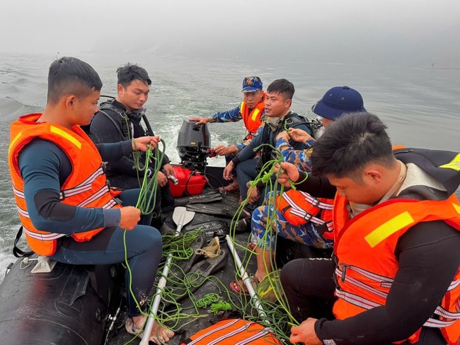 Video hơn 500 người cùng xuồng máy, môtô nước... tìm kiếm nạn nhân vụ lật tàu ở hồ Thác Bà- Ảnh 5.