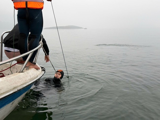 Video hơn 500 người cùng xuồng máy, môtô nước... tìm kiếm nạn nhân vụ lật tàu ở hồ Thác Bà- Ảnh 7.