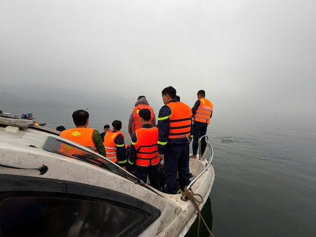 Video hơn 500 người cùng xuồng máy, môtô nước... tìm kiếm nạn nhân vụ lật tàu ở hồ Thác Bà- Ảnh 9.