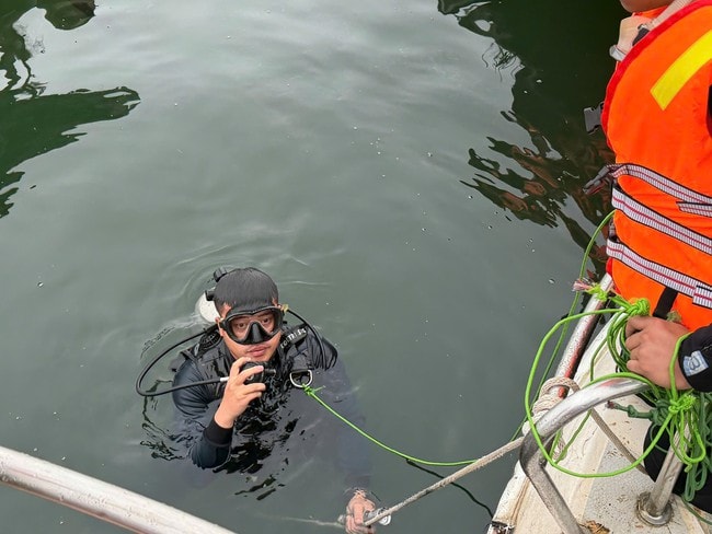 Video hơn 500 người cùng xuồng máy, môtô nước... tìm kiếm nạn nhân vụ lật tàu ở hồ Thác Bà- Ảnh 8.