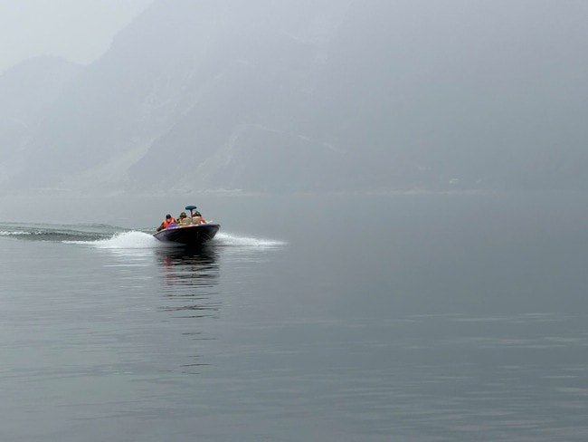 Video hơn 500 người cùng xuồng máy, môtô nước... tìm kiếm nạn nhân vụ lật tàu ở hồ Thác Bà- Ảnh 1.