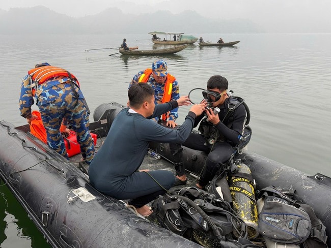 Video hơn 500 người cùng xuồng máy, môtô nước... tìm kiếm nạn nhân vụ lật tàu ở hồ Thác Bà- Ảnh 6.
