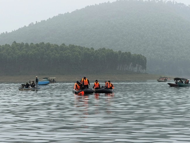 Video hơn 500 người cùng xuồng máy, môtô nước... tìm kiếm nạn nhân vụ lật tàu ở hồ Thác Bà- Ảnh 3.