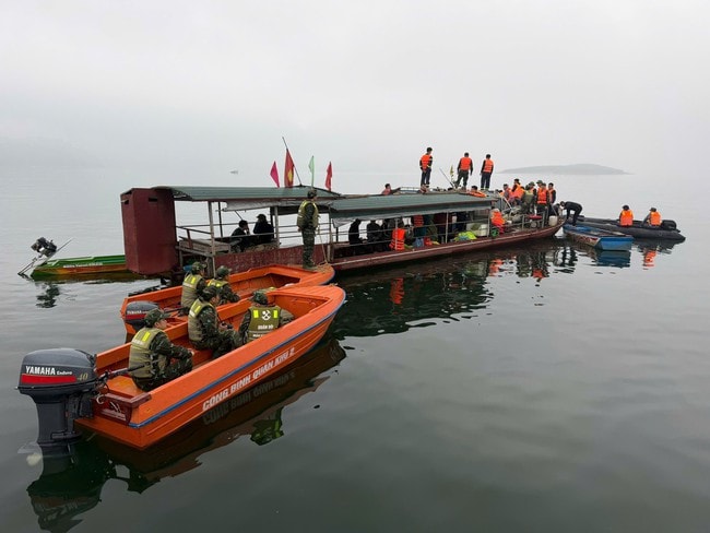 Video hơn 500 người cùng xuồng máy, môtô nước... tìm kiếm nạn nhân vụ lật tàu ở hồ Thác Bà- Ảnh 10.