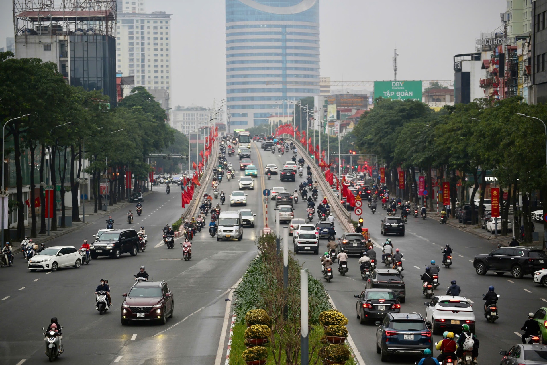 Bất ngờ với tình hình giao thông Hà Nội sáng ngày làm việc đầu tiên sau nghỉ Tết- Ảnh 2. Bất ngờ với tình hình giao thông Hà Nội sáng ngày làm việc đầu tiên sau nghỉ Tết- Ảnh 2.
