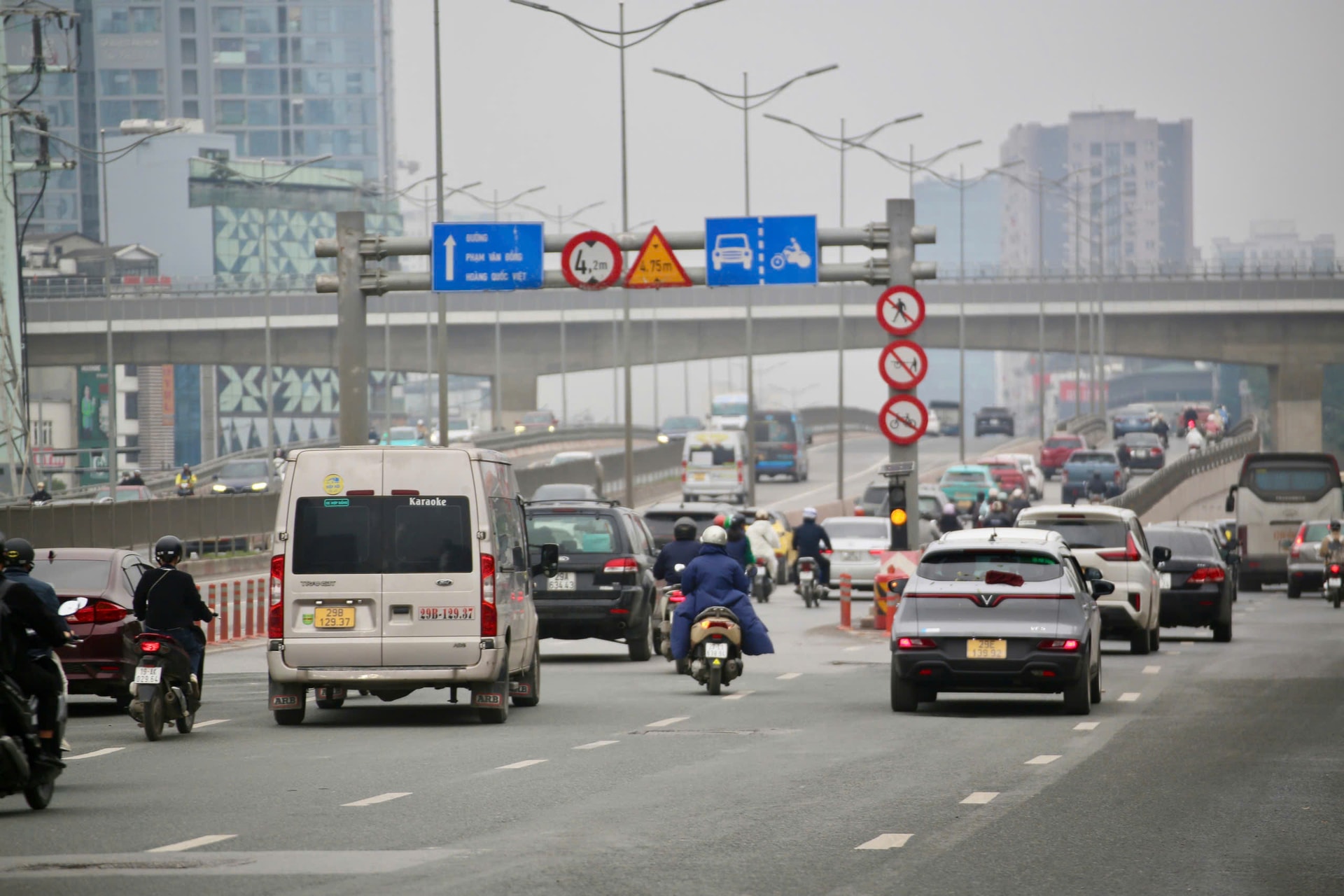 Bất ngờ với tình hình giao thông Hà Nội sáng ngày làm việc đầu tiên sau nghỉ Tết- Ảnh 7. Bất ngờ với tình hình giao thông Hà Nội sáng ngày làm việc đầu tiên sau nghỉ Tết- Ảnh 7.
