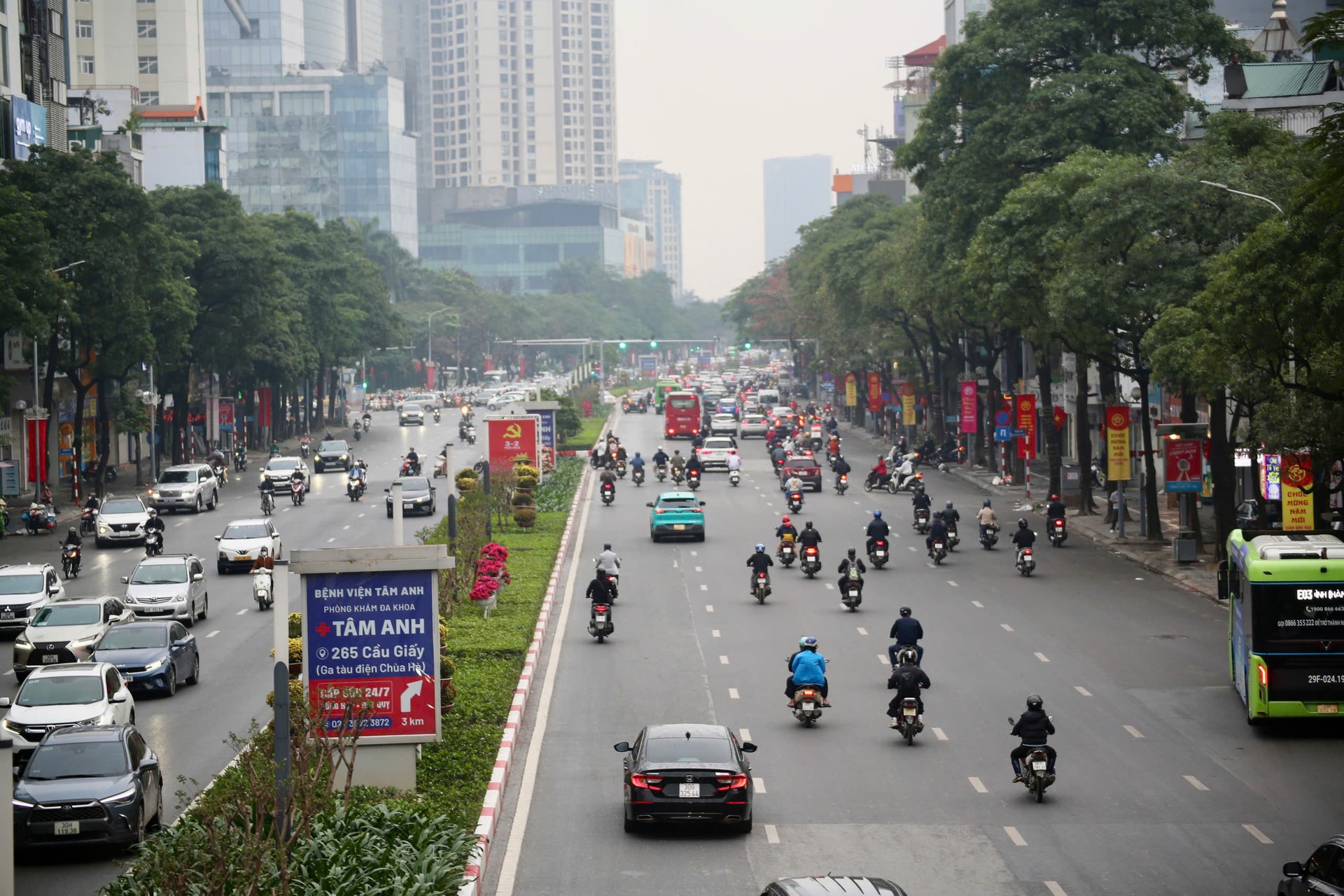 Bất ngờ với tình hình giao thông Hà Nội sáng ngày làm việc đầu tiên sau nghỉ Tết- Ảnh 4. Bất ngờ với tình hình giao thông Hà Nội sáng ngày làm việc đầu tiên sau nghỉ Tết- Ảnh 4.