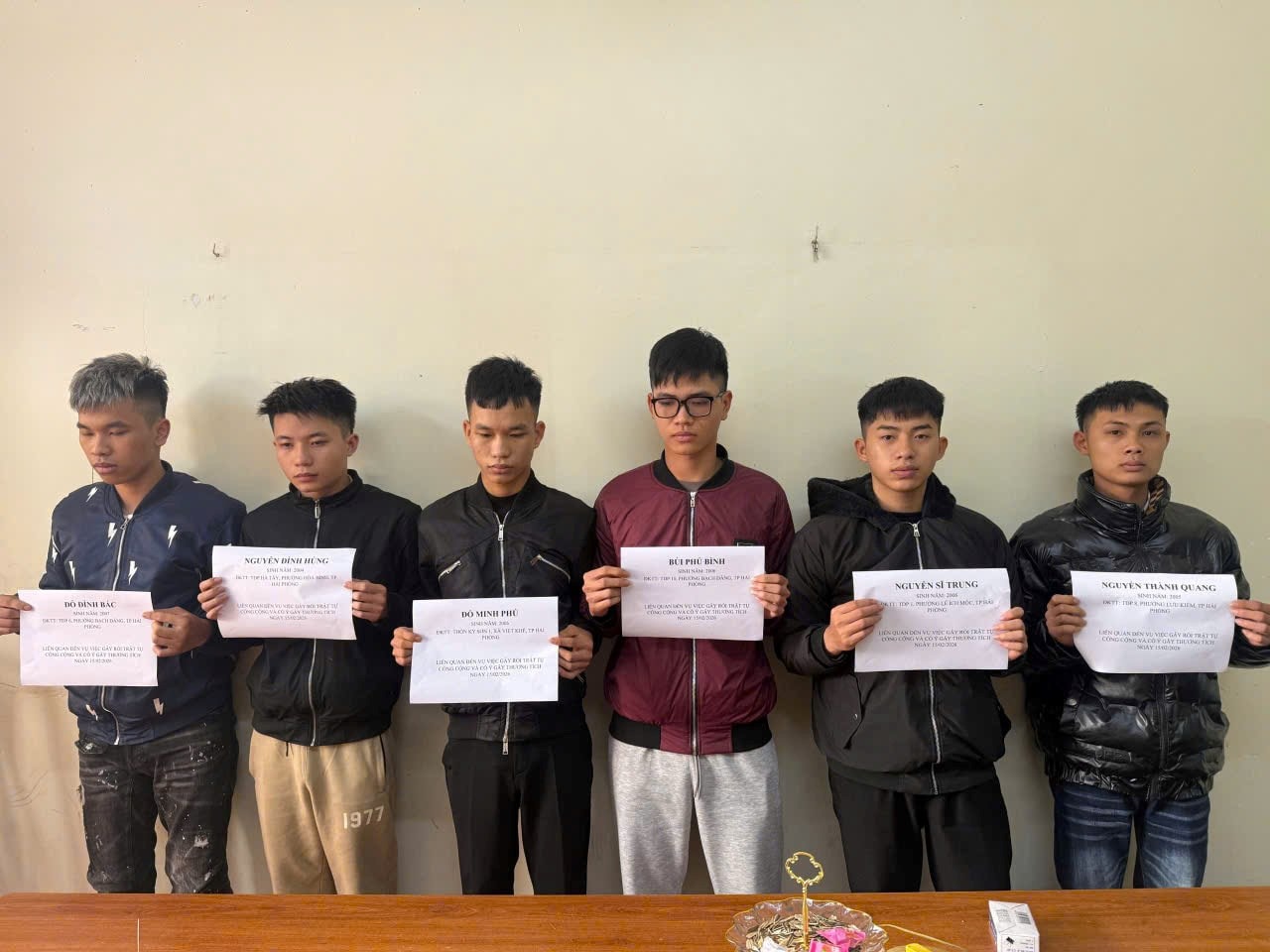 Diễn biến mới vụ công an viên bị nhóm thanh niên hành hung đêm 28 Tết- Ảnh 2. Diễn biến mới vụ công an viên bị nhóm thanh niên hành hung đêm 28 Tết- Ảnh 2.