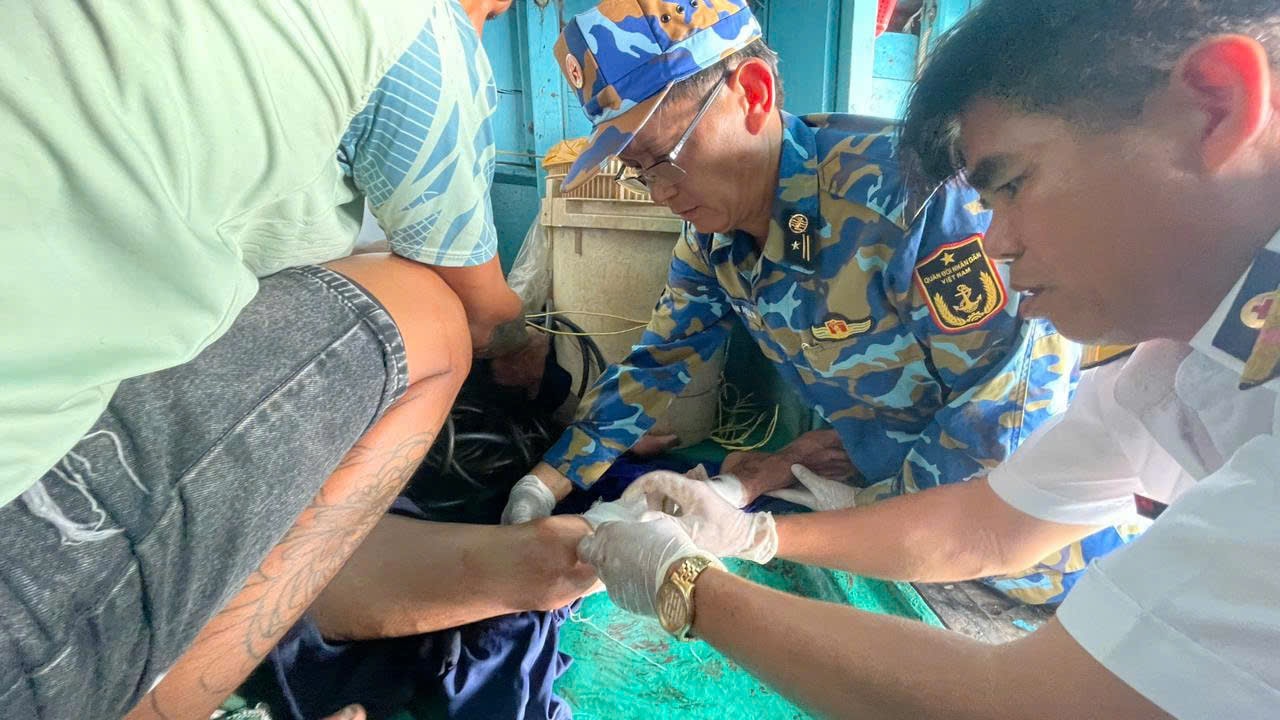 Nhà giàn DK1/10 cấp cứu ngư dân Đồng Tháp gặp nạn trên biển- Ảnh 1. Nhà giàn DK1/10 cấp cứu ngư dân Đồng Tháp gặp nạn trên biển- Ảnh 1.