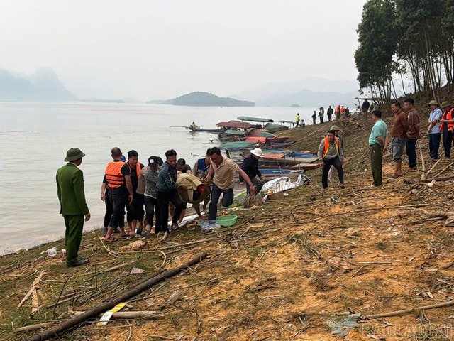 Thủ tướng chỉ đạo nóng việc khắc phục hậu quả vụ lật thuyền trên hồ Thác Bà- Ảnh 1. Thủ tướng chỉ đạo nóng việc khắc phục hậu quả vụ lật thuyền trên hồ Thác Bà- Ảnh 1.