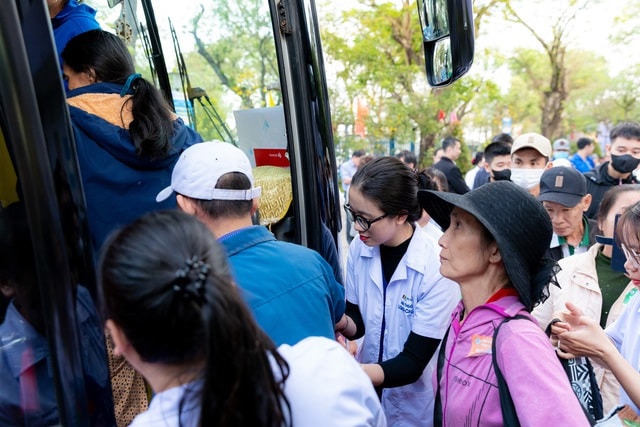 Long Châu chân thành gửi trao Tết ấm, Tết khỏe mạnh đến bà con mọi miền - Ảnh 1.