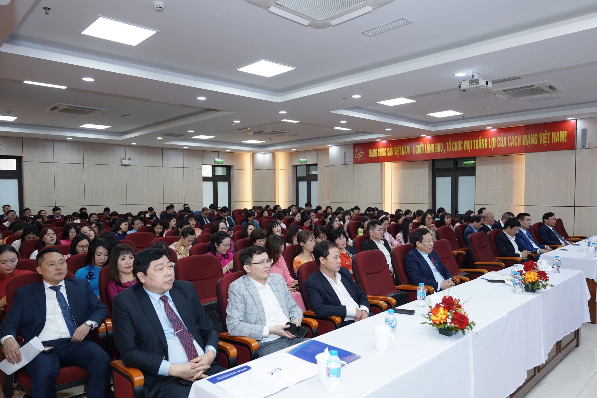 Thứ trưởng Lê Đức Luận đôn đốc công tác sau Tết của đơn vị 'gác cổng' kiểm định vắc xin, sinh phẩm - Ảnh 1.