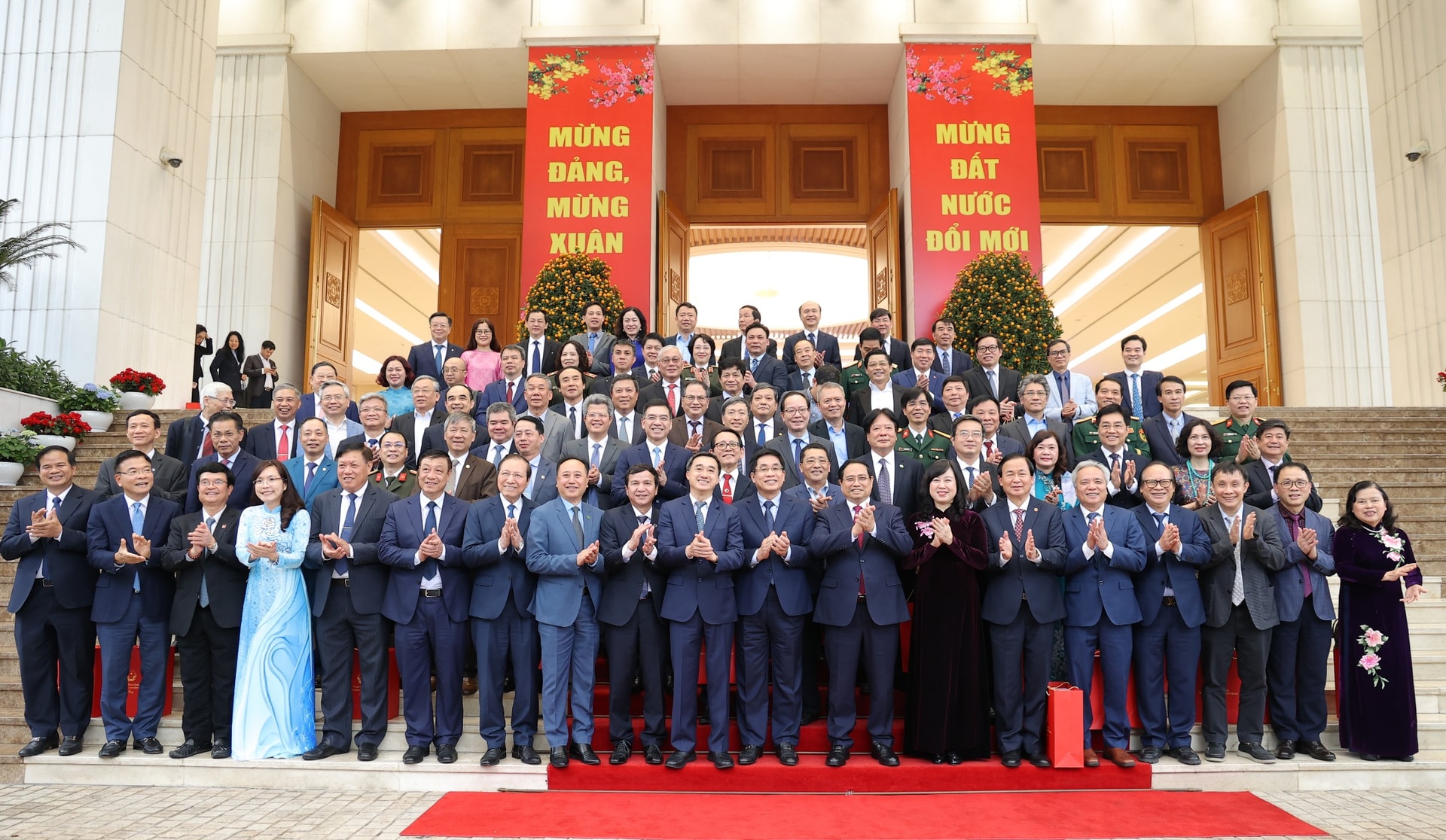 Thủ tướng: Nghề y là một nghề cao quý, là biểu tượng của sự hy sinh, lòng nhân ái, trí tuệ, sự kiên trì...- Ảnh 16. Thủ tướng: Nghề y là một nghề cao quý, là biểu tượng của sự hy sinh, lòng nhân ái, trí tuệ, sự kiên trì...- Ảnh 16.